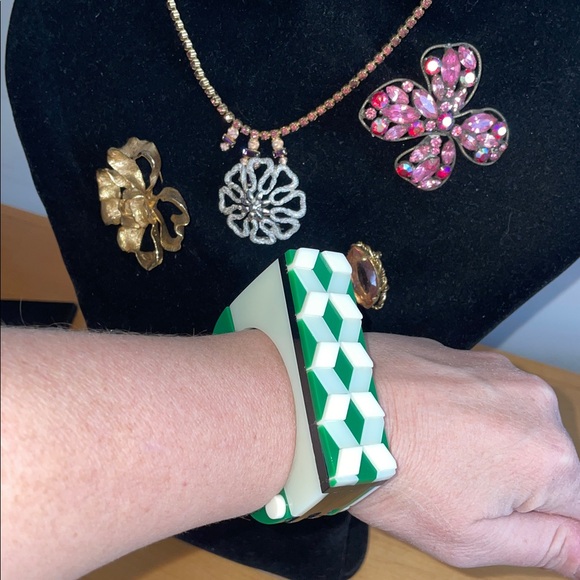 Vintage lucite bracelet raised pattern - Picture 6 of 6